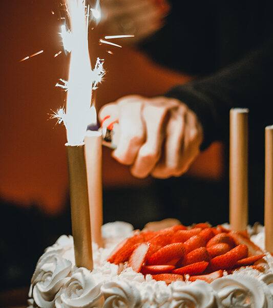 fuego frío de velas de pastel y fuegos artificiales en las manos